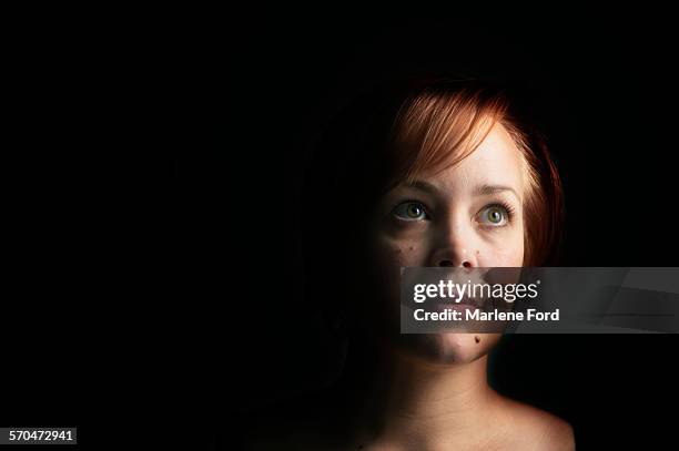 low key portrait of woman - clave baja fotografías e imágenes de stock