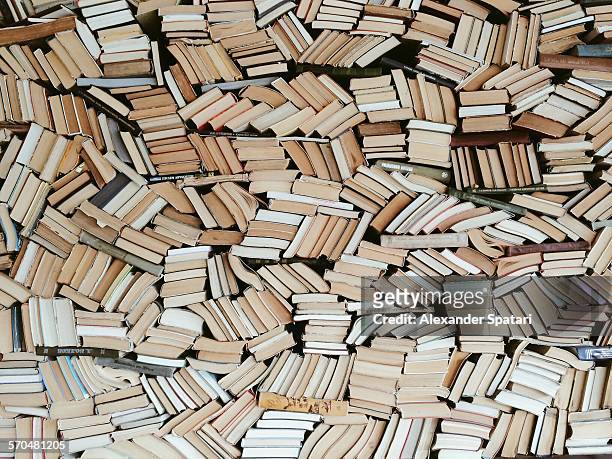 hundreds of books in chaotic order - livre photos et images de collection