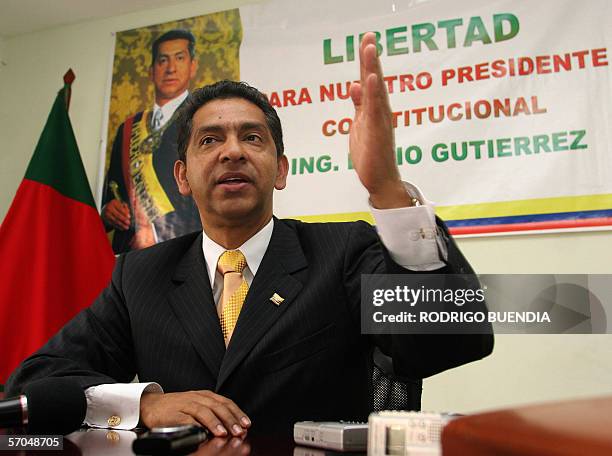 El ex-presidente de Ecuador Lucio Gutierrez da una rueda de prensa en la sede de su partido Sociedad Patriotica en Quito el 10 de marzo de 2006....