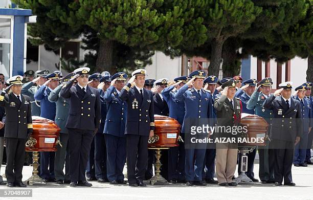 Integrantes de las Fuerzas Armadas de Bolivia rinden homenaje a los seis militares argentinos fallecidos ayer en un accidente aereo, antes de ser...