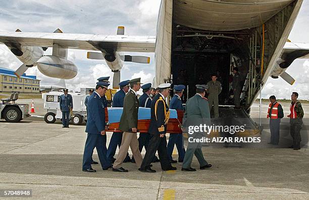 Integrantes de las Fuerzas Armadas rinden homenaje a los seis militares argentinos en el aeropuerto militar de El Alto el 10 de marzo de 2006 antes...
