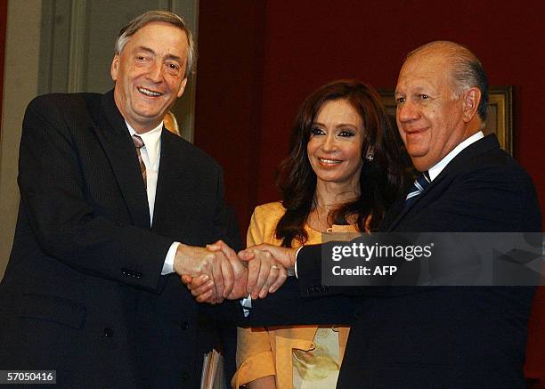 El presidente de Argentina Nestor Kirchner junto a su esposa Cristina Fernandez saluda al presidente de Chile Ricardo Lagos en el Palacio de la...