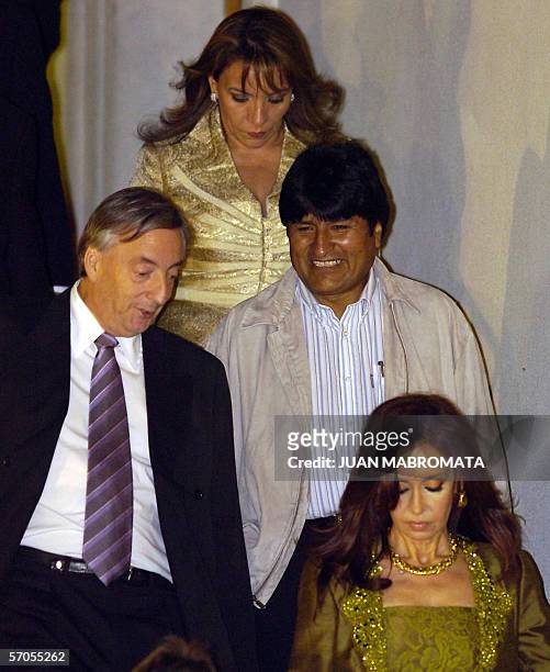 El presidente de Argentina, Nestor Kirchner , dialoga con el presidente de Bolivia, Evo Morales, antes de realizarse la foto oficial en el Palacio de...
