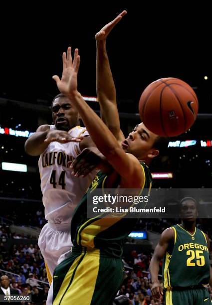 Leon Powe of the California Golden Bears loses control of the ball under pressure from Jordan Kent of the Oregon Ducks during the semifinals of the...