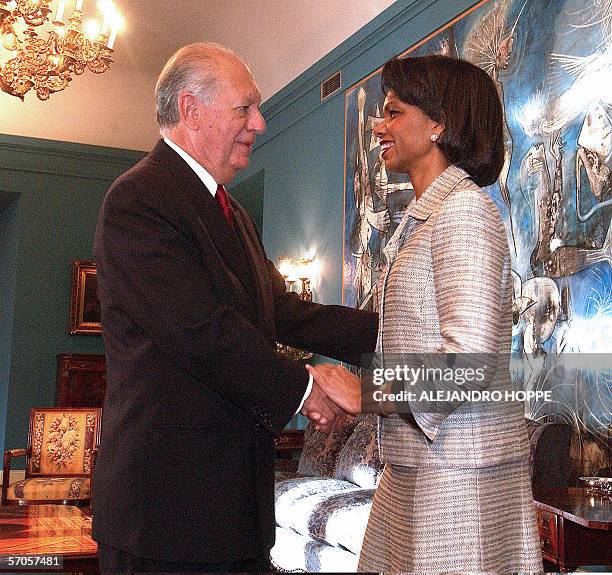 Outgoing Chilean President Ricardo Lagos welcomes US Secretary of State Condolezza Rice 11 March, 2006 at La Moneda presidential house in Santiago....