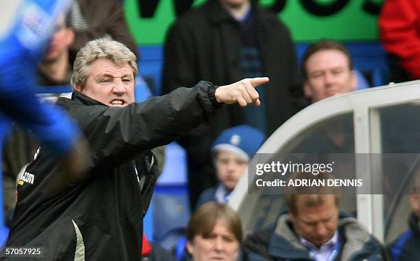 Birmingham, UNITED KINGDOM: Birmingham City's Manager Steve Bruce gestures to his players during the game against West Bromwich Albion during the...