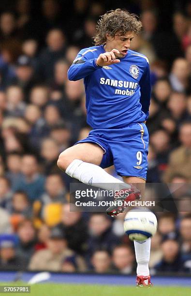 London, UNITED KINGDOM: Chelsea's Hernan Crespo controls the ball during the English Premiership game between Chelsea and Tottenham Hotspur at...