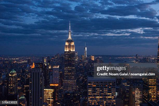 new york city at night - empire state building stock-fotos und bilder