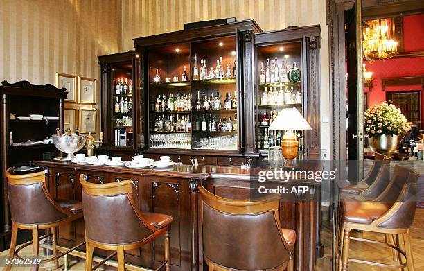 Picture taken 17 February 2006 shows the "Le Tire-Bouchon" Bar of the five-star hotel Schlosshotel Berlin, in which the national football team of...