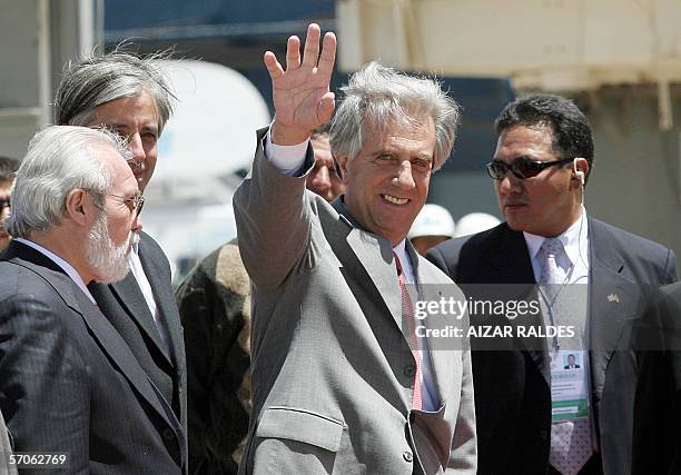 El presidente de Uruguay,Tabare Vazquez , saluda a su arribo al aeropuerto de El Alto, vecino a La Paz el 12 de marzo de 2006.Vasquez realiza una...