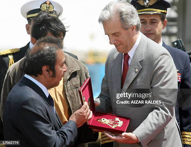 El presidente de UruguayTabare Vazquez recibe las llaves de la ciudad de manos del alcalde de El Alto, Fanor Nava, a su arribo al aeropuerto de El...