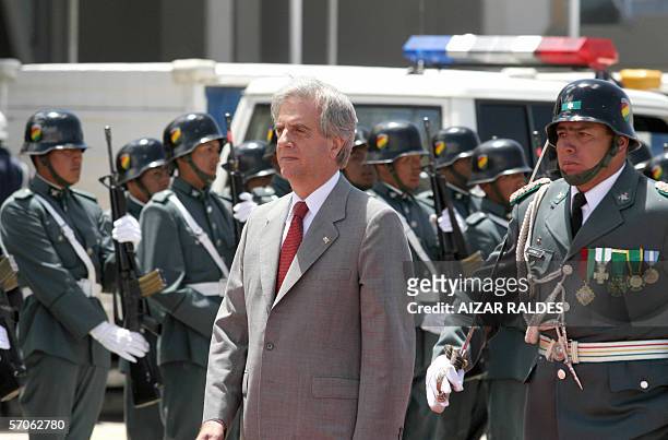 El presidente del Uruguay,Tabare Vazquez pasa revista a la guardia militar del regimiento Ingavi a su arribo al aeropuerto de El Alto el 12 de marzo...
