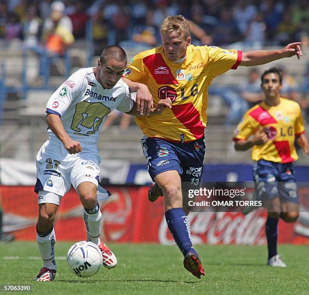 Fernando Morales de Pumas de la UNAM disputa el balon con Cristian Nasuti de Morelia, durante el juego de la novena fecha del torneo Clausura 2006...