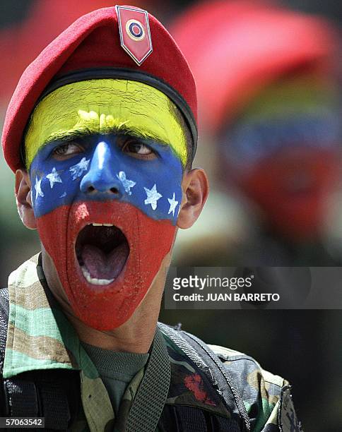 Un soldado de Ejercito de Venezuela con el rostro pintado con la bandera nacional participa de un desfile durante el acto de celebracion del Dia de...