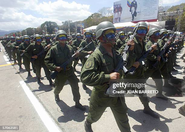 Soldados de Ejercito de Venezuela con el rostro pintado con la bandera nacional participan de un desfile durante el acto de celebracion del Dia de...