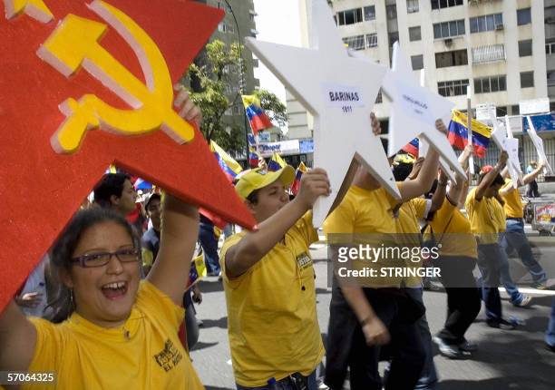 Opositoras al presidente venezolano Hugo Chavez portan "simbolos" de la bandera nacional a los que le han agregado una hoz y un martillo mientras...