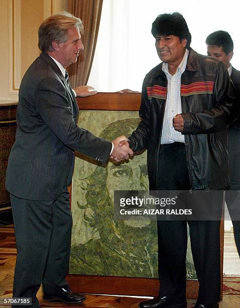 El presidente de Uruguay Tabare Vazquez agradece a su homologo de Bolivia Evo Morales el cuadro con el rostro del lider revolucionario Ernesto "Che"...