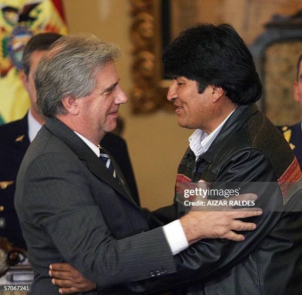 El presidente de Bolivia, Evo Morales y su homologo de Uruguay Tabare Vazquez se abrazan tras firmar una declaracion conjunta el 13 de marzo de 2006...