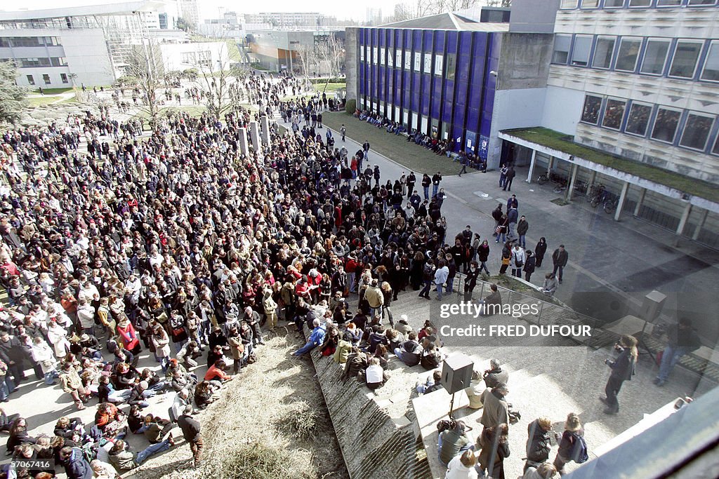 Some students are gathered during a gen