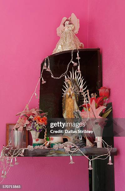 religious altar outside of a pink home, holbox is. - altar stock-fotos und bilder