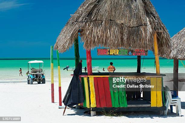 abandoned beach hut on holbox island, mexico - holbox island fotografías e imágenes de stock