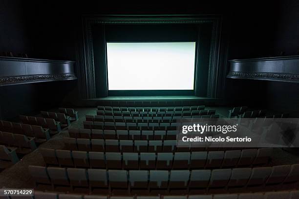 model theater - sala de cine llena fotografías e imágenes de stock
