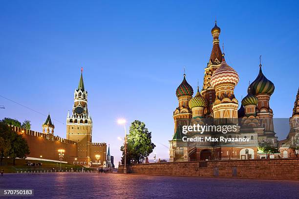 red square in moscow at sunset - russische kultur stock-fotos und bilder