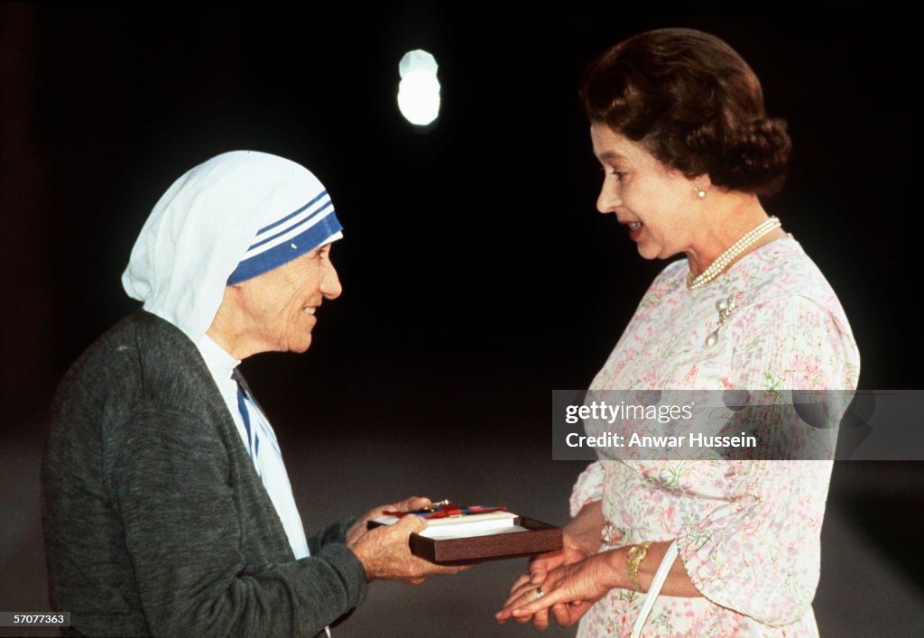 IND: Queen Elizabeth II presents the Order of Merit to Mother Teresa