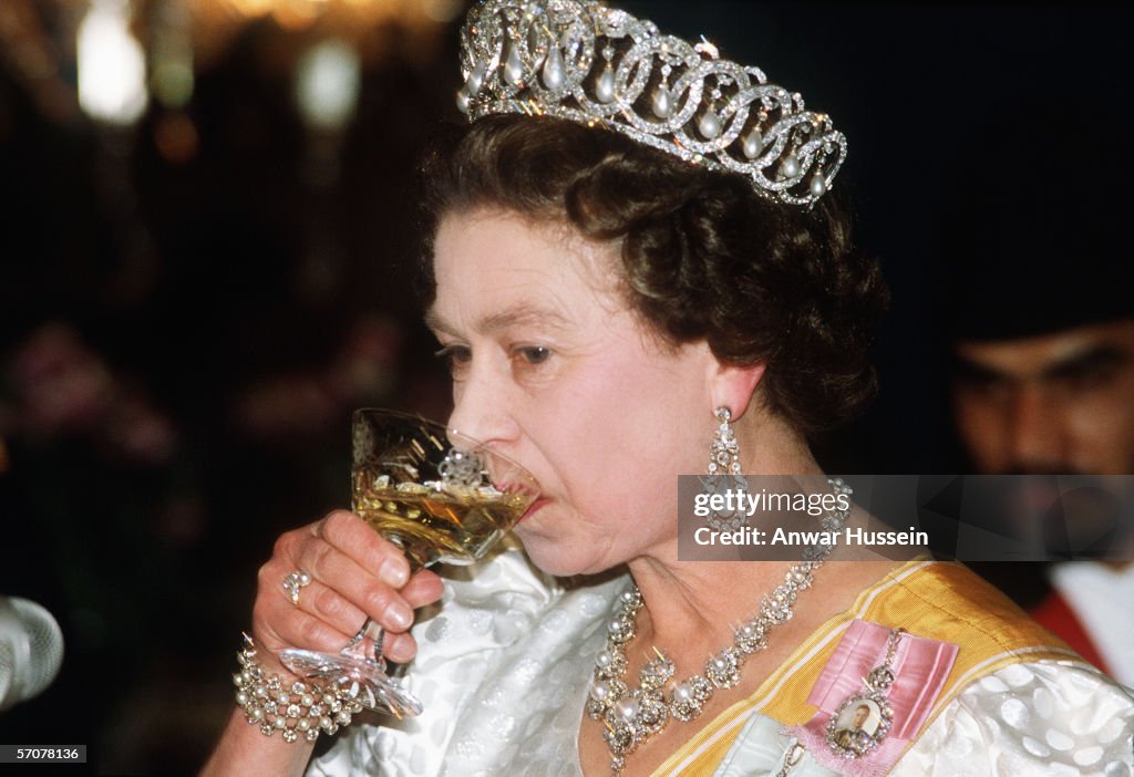 NPL: Queen Elizabeth II attends a state banquet in Nepal