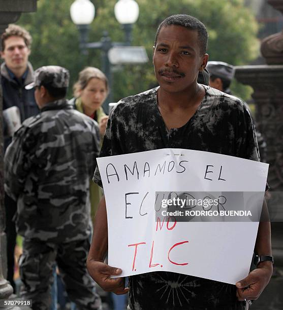 El dirigente del Seguro Social Campesino, Eduardo Grueso, protesta en el atrio de la Catedral Metropolitana de Quito contra la firma del Tratado de...