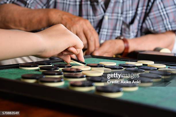 playing othello game. - reversi stockfoto's en -beelden