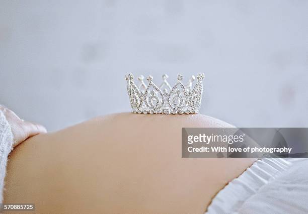 pregnant belly with a crown for a baby princess - it's a girl stock-fotos und bilder