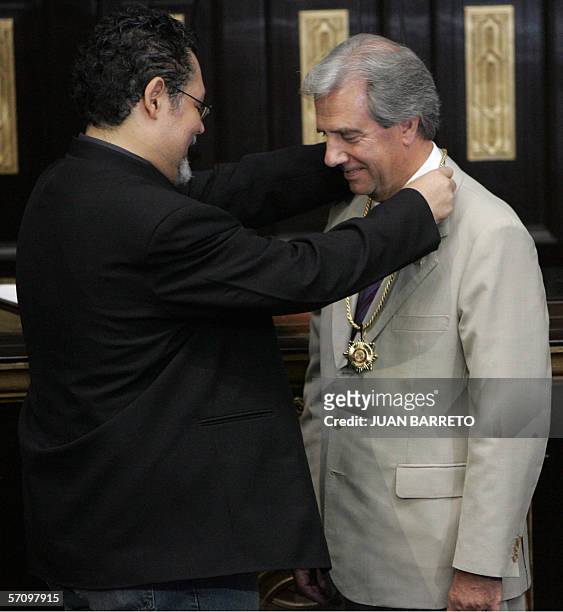 El presidente de Uruguay Tabare Vazquez , recibe del alcalde mayor de Caracas Juan Barreto, una condecoracion en la sede de la Asamblea Nacional en...