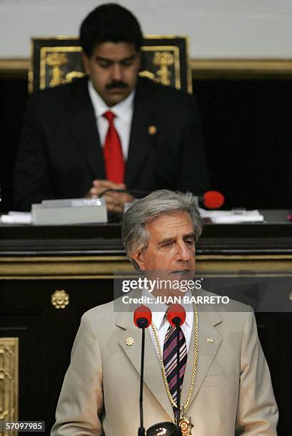El presidente de Uruguay Tabare Vazquez ofrece un discurso en la sede de la Asamblea Nacional en la capital venezolana, el 15 de marzo de 2006,...