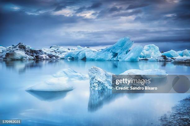 icebergs in jokulsarlon lagoon - jokulsarlon lagoon ストックフォトと画像