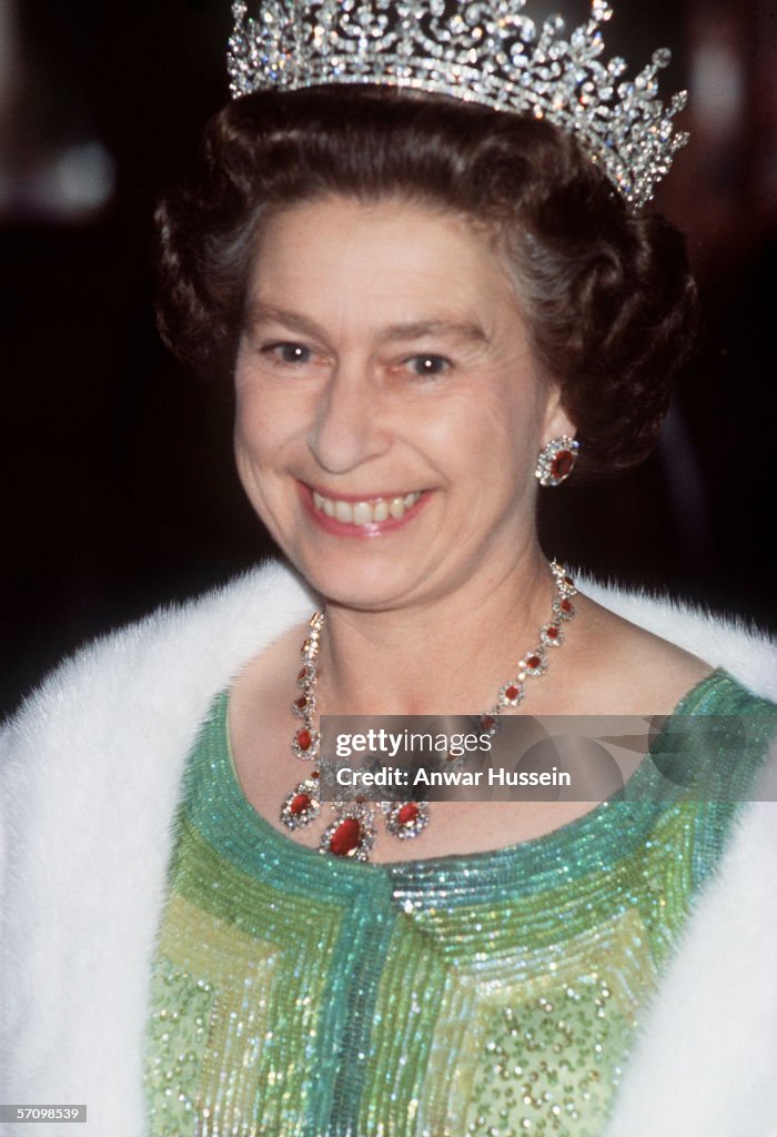 GBR: Queen Elizabeth II goes to theatre