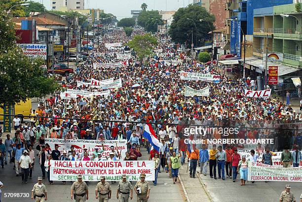 Unos 15 mil campesinos marchan por las calles de Asuncion, el 15 de marzo de 2006, los labriegos llegaron a la capital paraguaya para reclamar...