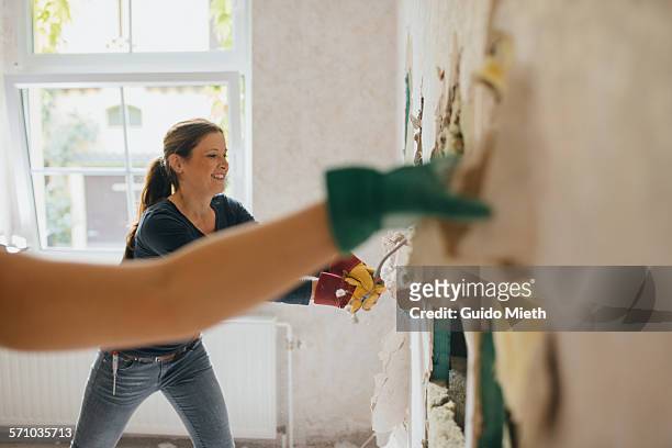 woman enjoying demolition. - demolition of florida sinkhole house continues stockfoto's en -beelden