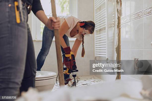 women refurbishing bathroom. - rénovation intérieure photos et images de collection