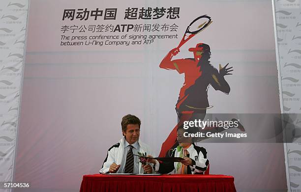 Brad Drewett , CEO of the ATP, shakes hands with Tina Leh, General Manager of Li-Ning brand, exchange signed agreements during a news conference on...