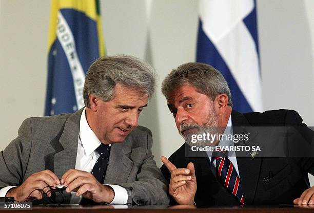 El presidente de Uruguay, Tabare Vazquez y el presidente de Brasil, Luiz Inacio Lula da Silva, conversan durante una ceremonia de firma de acuerdos...