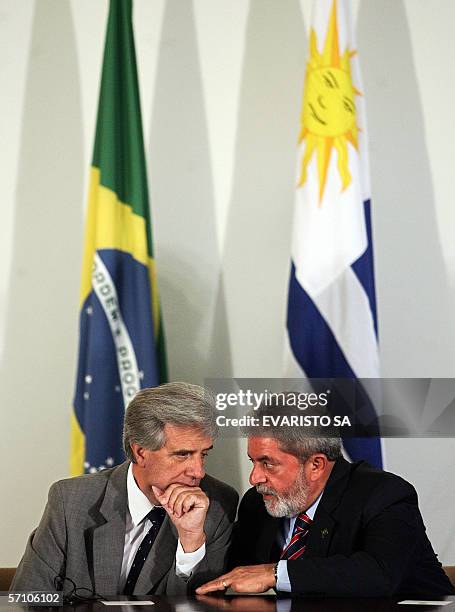 El presidente de Uruguay, Tabare Vazquez y el presidente de Brasil, Luiz Inacio Lula da Silva, conversan durante una ceremonia de firma de acuerdos...