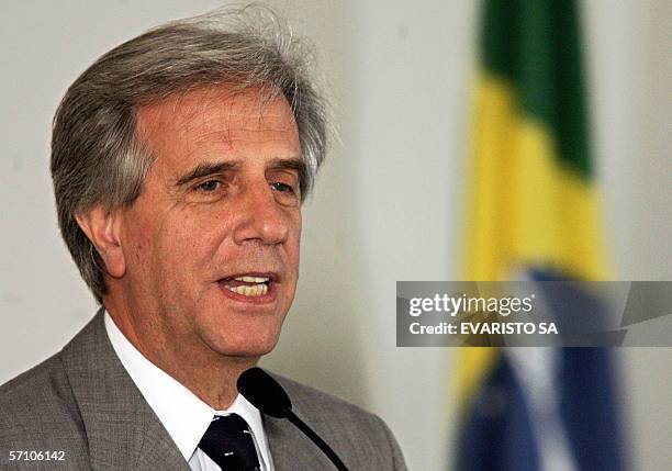 El presidente de Uruguay, Tabare Vazquez habla durante una ceremonia de firma de acuerdos en el Palacio del Planalto el 16 de marzo de 2006 en...
