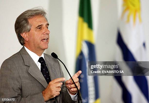 El presidente de Uruguay, Tabare Vazquez habla durante una ceremonia de firma de acuerdos en el Palacio del Planalto el 16 de marzo de 2006 en...