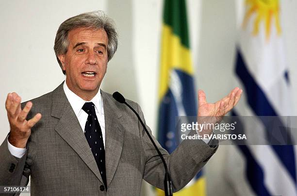 El presidente de Uruguay, Tabare Vazquez habla durante una ceremonia de firma de acuerdos en el Palacio del Planalto el 16 de marzo de 2006 en...