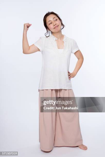 portrait of japanese woman - broek met wijde pijpen stockfoto's en -beelden