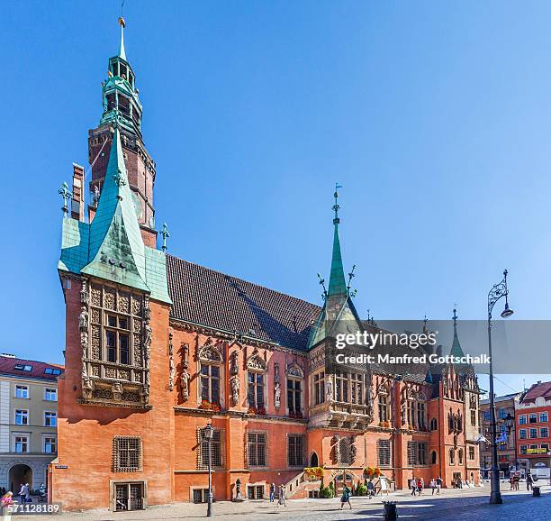 gothic style old wroclaw town hall - wroclaw photos et images de collection