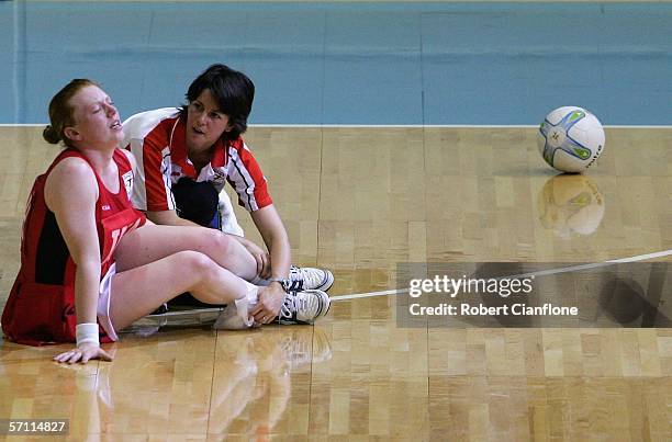 Netball Finger Injry 283 Netball Injury Stock Photos, High-Res Pictures, and Images - Getty ...