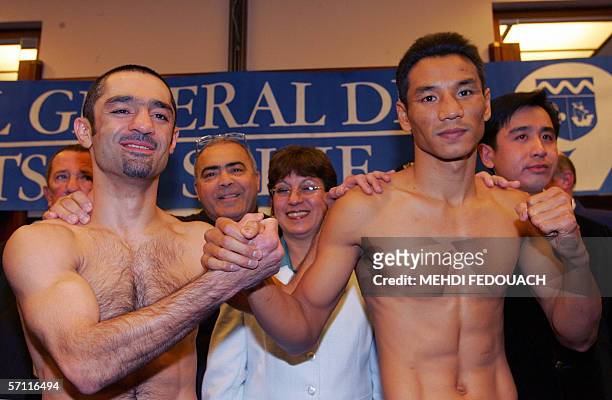 Levallois-Perret, FRANCE: Thai boxer Somsak Sithchatchawal shakes hand with French boxer Mahyar Monshipour, 17 March 2006 in Levallois-Perret, on the...