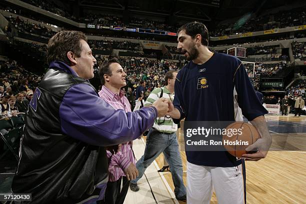 Peja Stojakovic of the Indiana Pacers talks with Joe Maloof and Gavin Maloof , owners of the Sacramento Kings, prior to the start of the game between...